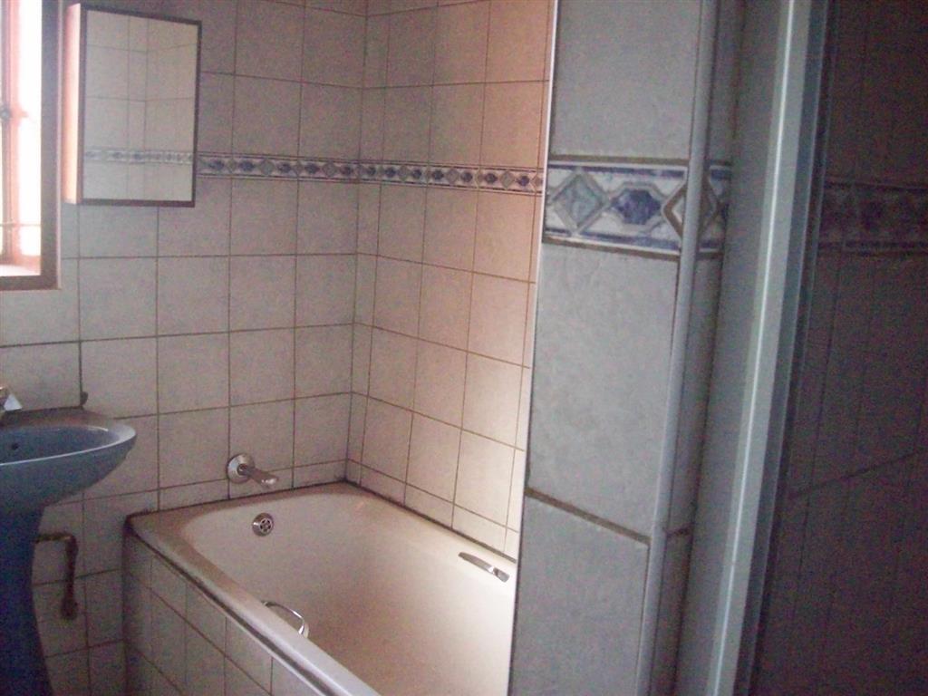 40727_Bathroom.JPG