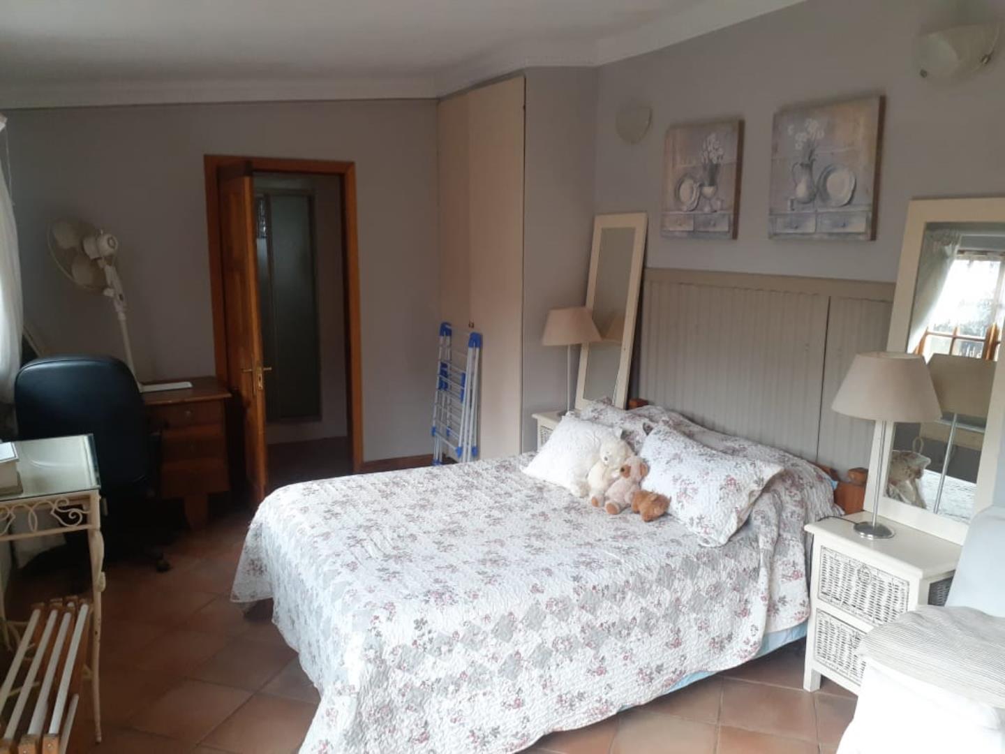 706897_Cottage_room.jpg