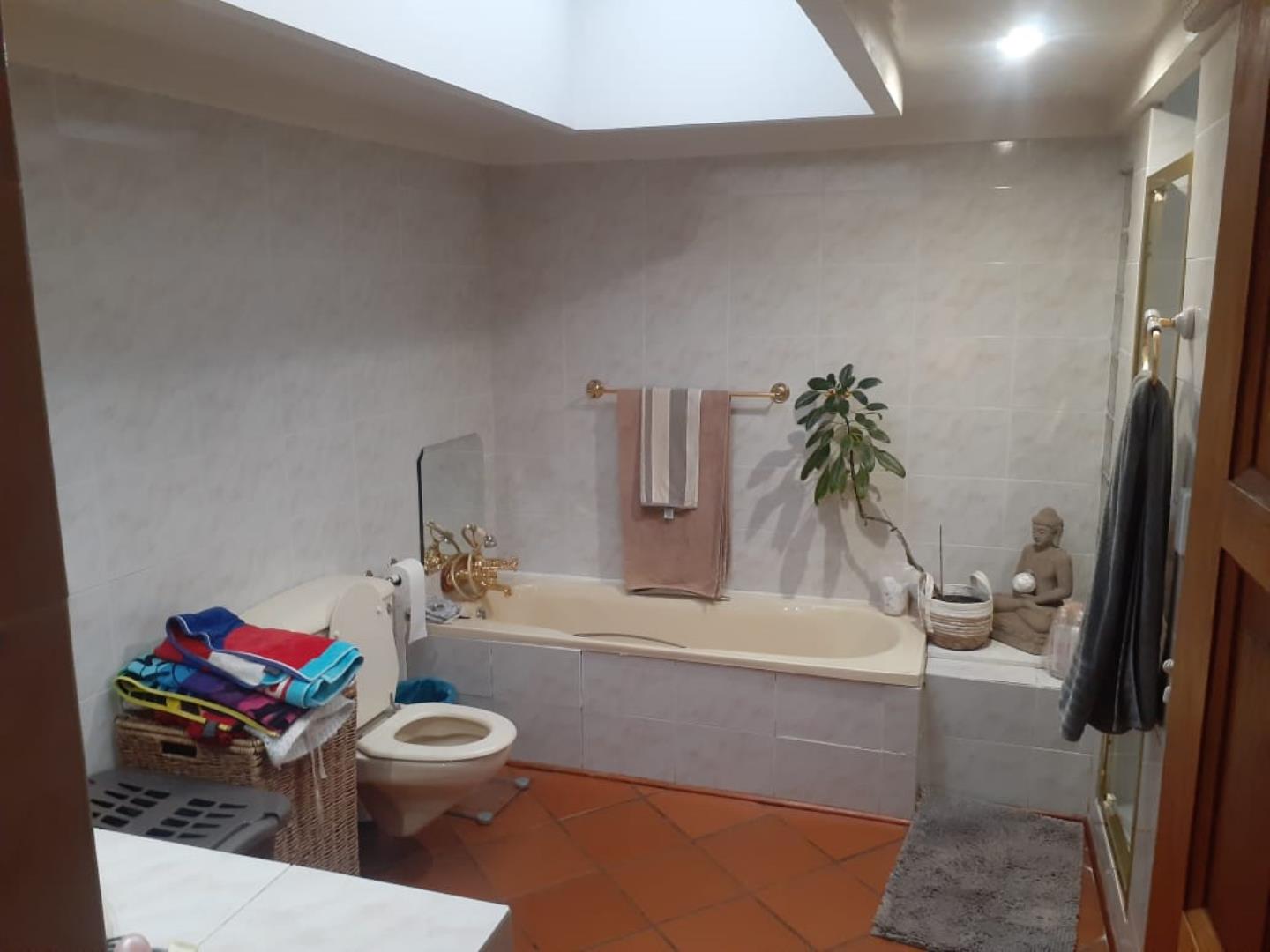 706897_Master_bathroom.jpg