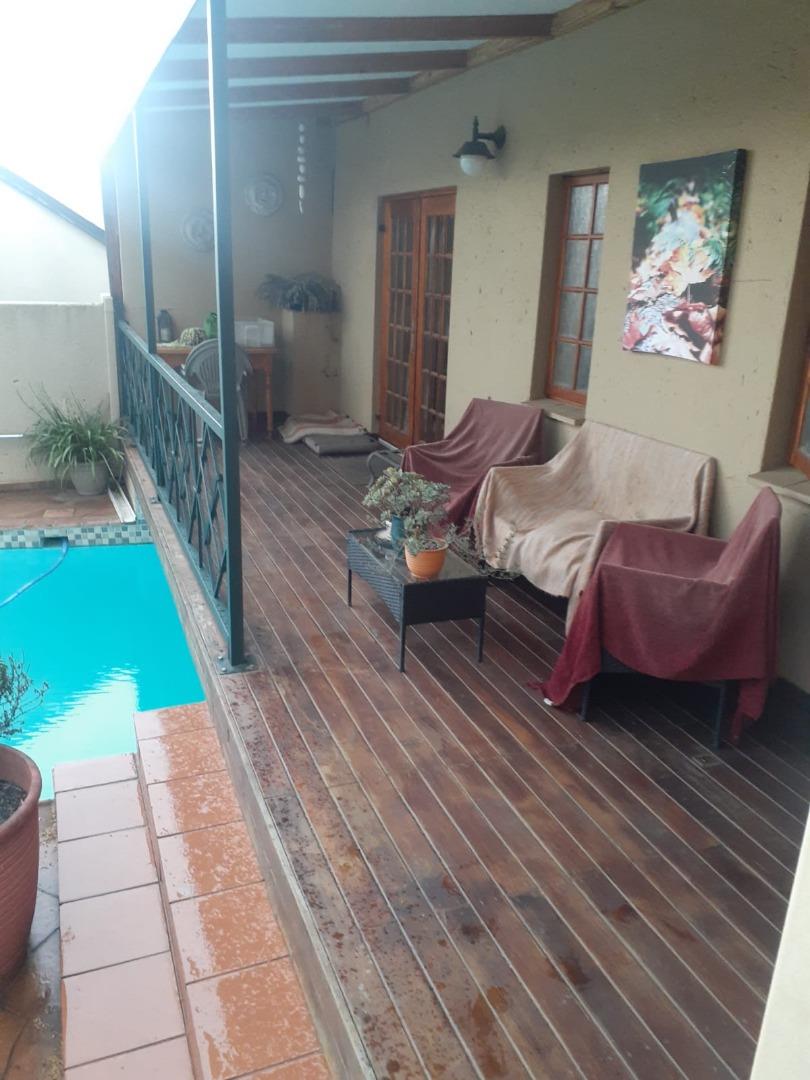 706897_Outside_patio.jpg