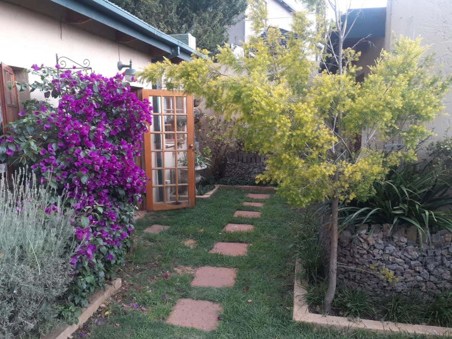 706897_cottage_entrance.jpg