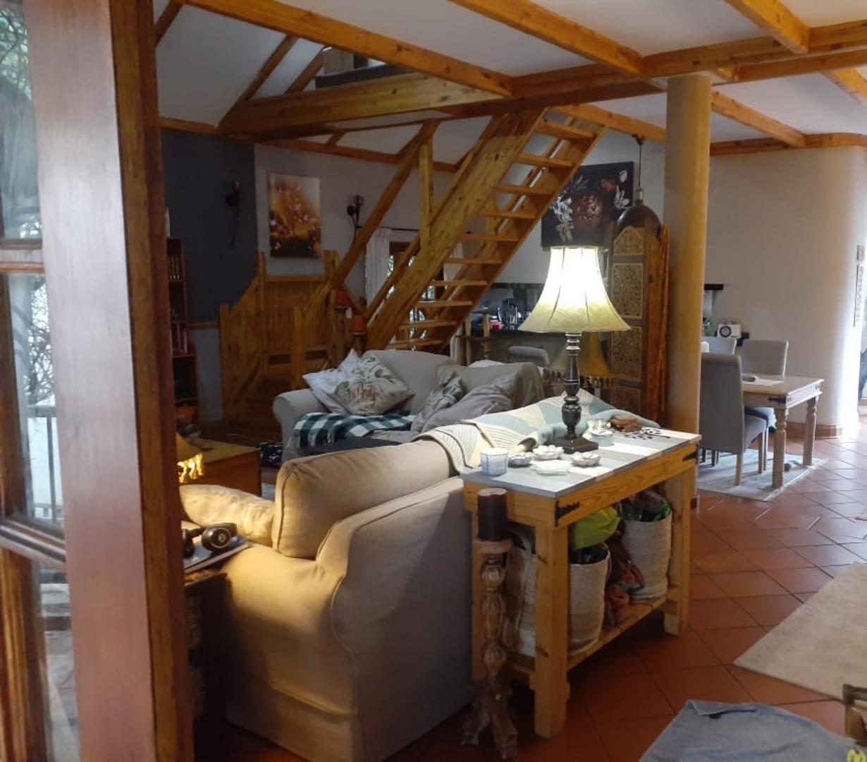 706897_living_area.jpg
