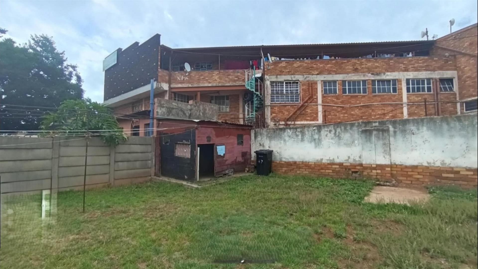 716883_Backyard_room.jpg
