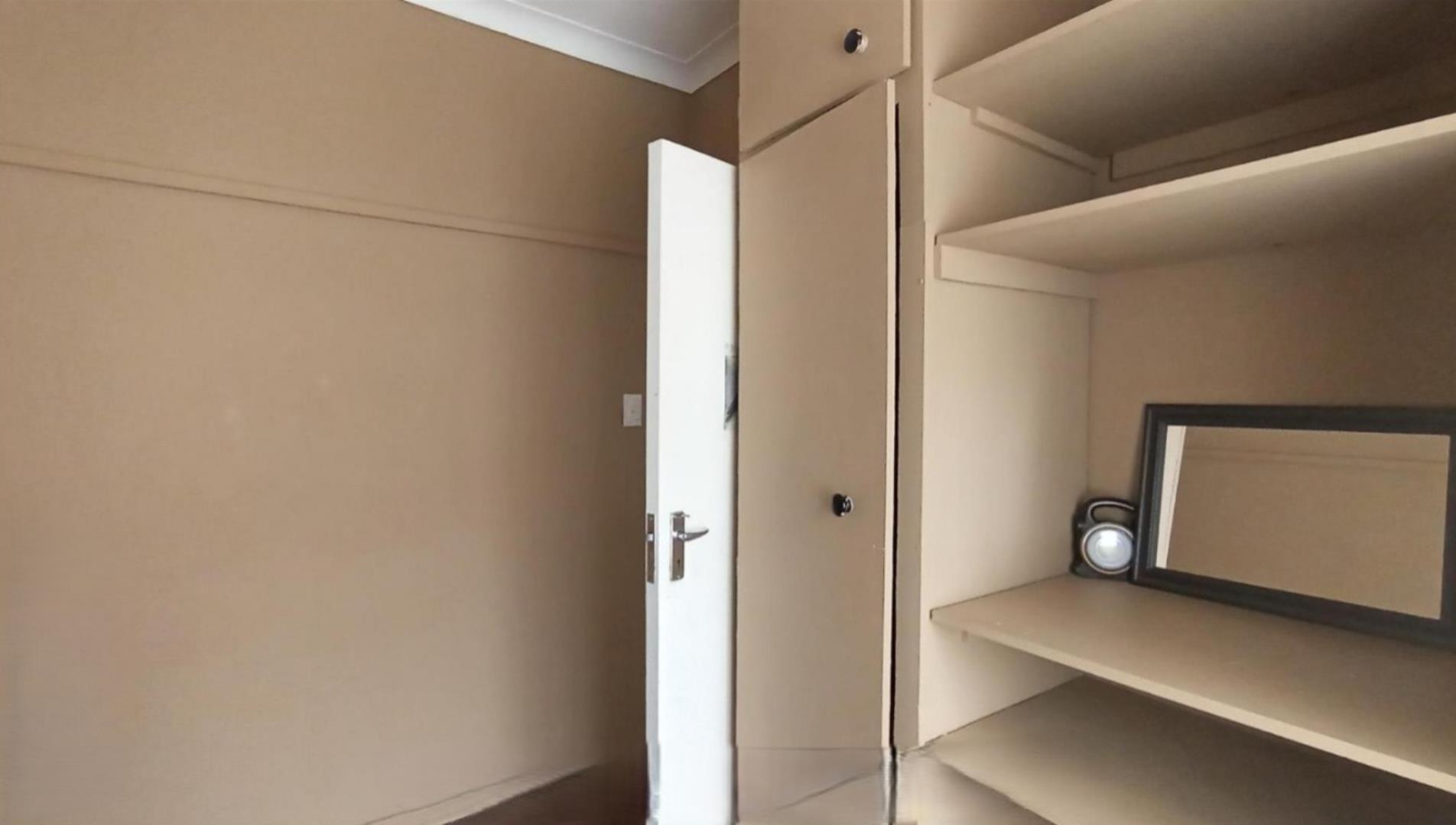 716883_Bed_3_Cupboards.jpg