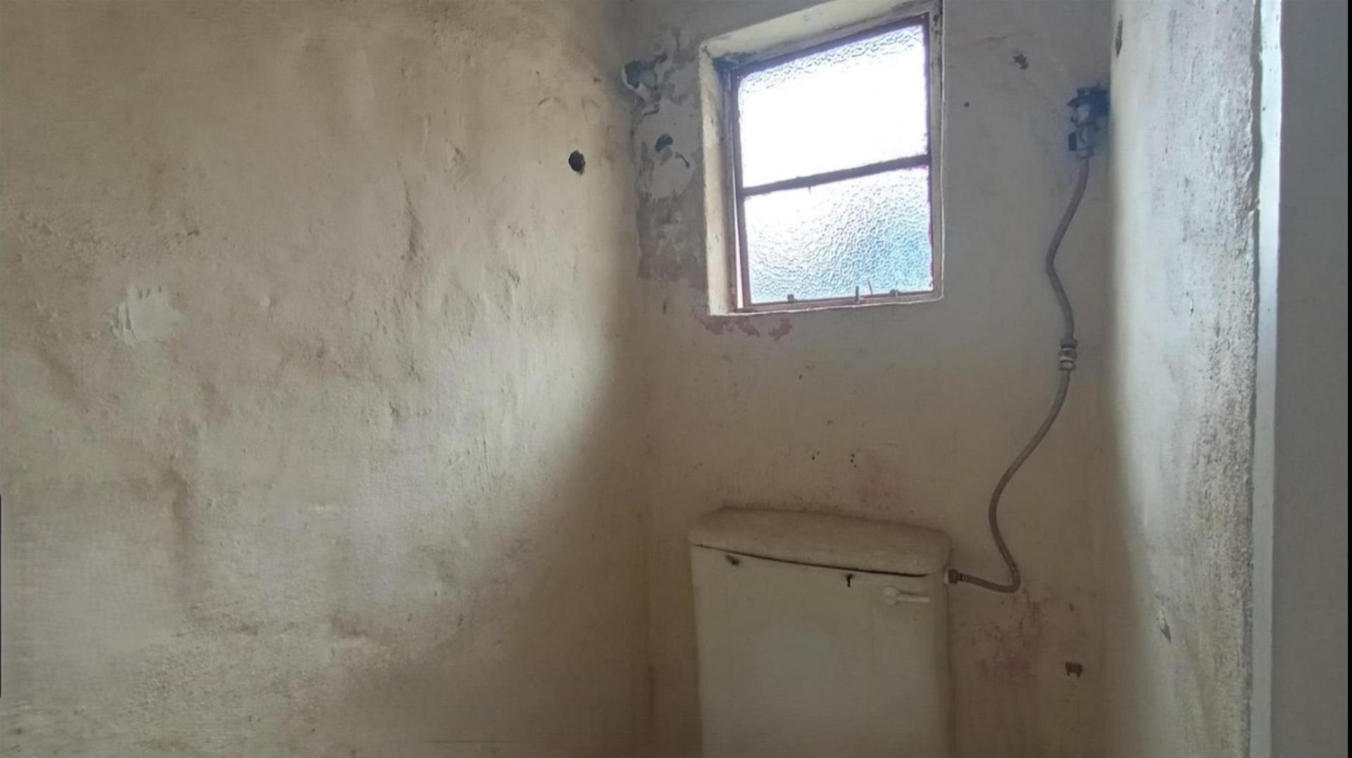 716883_Staff_Room_Toilet.jpg